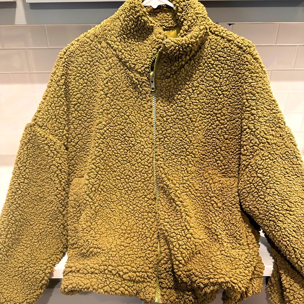 Women’s Urban Outfitters UO Sherpa jacket size medium.